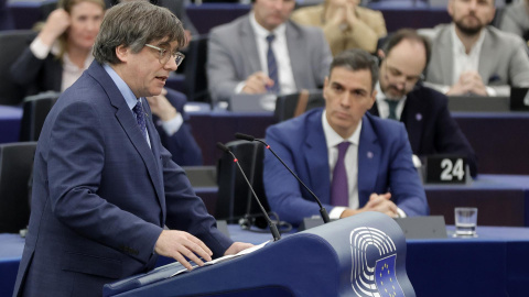 El expresident de Catalunya, Carles Puigdemont, durante su intervención en el Parlamento Europeo en presencia del presidente del Gobierno, Pedro Sánchez.