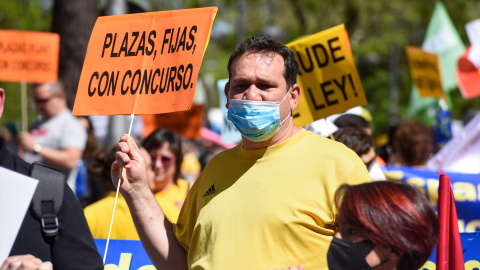 Varias personas en una manifestación para pedir estabilidad en el empleo, a 7 de mayo de 2022, en Madrid.