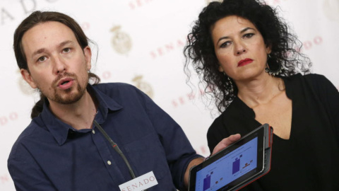 Pablo Iglesias junto con la representante en el Senado de Podemos, Maribel Mora. /EFE