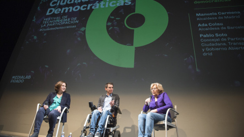 Manuela Carmena y Ada Colau, alcaldesas de Madrid y Barcelona, debaten con Pablo Soto, concejal de Participación Ciudadana, Transparencia y Gobierno Abierto del Ayuntamiento de la capital, en el marco del evento Ciudades democráticas organizado por Medi