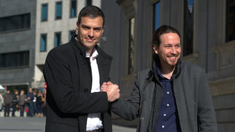 Pedro Sánchez y Pablo Iglesias en las puertas del Congreso. EFE