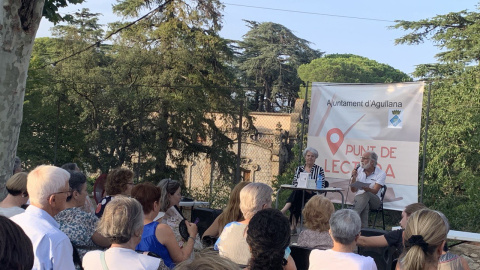 Un moment de la sessió de 'Punt de Lectura', als jardins de la societat La Concòrdia, d'Agullana.