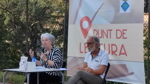 Maria Mercè Roca i Enric Tubert al Punt de Lectura, als jardins de la societat La Concòrdia, d'Agullana.