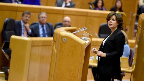 La vicepresidenta del Gobierno, Soraya Sáenz de Santamaría, durante su intervención ante la comisión del Senado que tramita las medidas aprobadas por el Ejecutivo en aplicación del artículo 155 de la Constitución en Cataluña. EFE/Fernando Villar