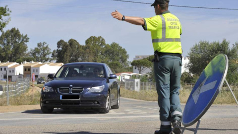 Un agente de la Guardia Civil de Tráfico en un control de carretera. E.P.