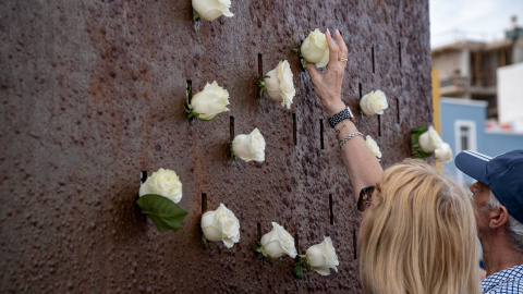 Varias personas depositan flores en el monumento por las víctimas durante la ofrenda floral por el 15º aniversario de la tragedia de Spanair, a 20 de agosto de 2023, en Las Palmas de Gran Canaria.