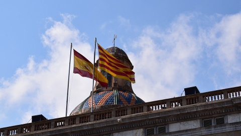 La senyera y la bandera española, en lo alto del Palau de la Generalitat, en Barcelona. E.P.