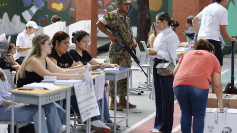 Ciudadanos acuden a votar durante la jornada de elecciones generales, en Guayaquil (Ecuador). EFE/ Mauricio Dueñas Castañeda