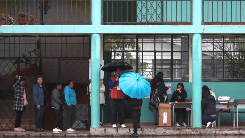 Varias personas hacen cola esperando para poder votar en un colegio electoral de Quito (Ecuador). REUTERS/Henry Romero