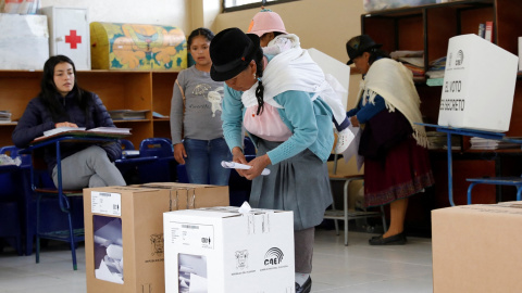 Una mujer vota en un colegio electoral en la zona rural de Cayambe, en Ecuador. REUTERS/Karen Toro