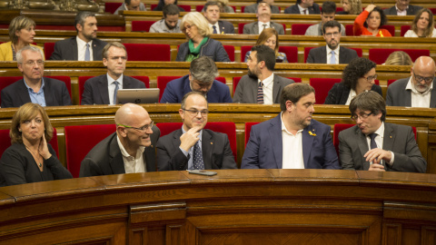 Imatge del ple del Parlament d'aquest dijous, amb Carles Puigdemont (dreta) i alguns membres del seu govern en primer terme