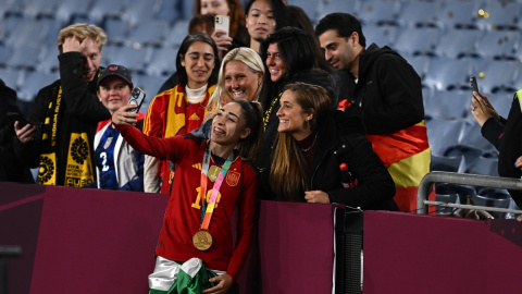 La jugadora de la selección española Olga Carmona se hace un selfi con familiares y amigos tras ganar el Mundial de fútbol, en Sídney. EFE/EPA/DAN HIMBRECHTS