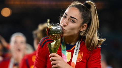 La jugadora de la selección española Olga Carmona besa el trofeo de la Copa Mundial Femenina de la FIFA, cuyo gol dio la victoria en la final ante Inglaterra (1-0), en Sídney. EFE/EPA/DEAN LEWINS