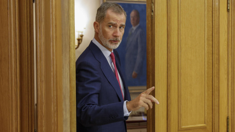 El rey Felipe VI durante la recepción de este lunes en el Palacio de la Zarzuela, como parte de la ronda de consultas con los representantes políticos antes de proponer un candidato a la investidura.