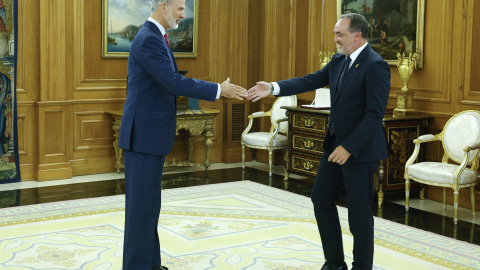 Felipe VI ha recibido este lunes en su despacho del Palacio de la Zarzuela al presidente de Unión del Pueblo Navarro (UPN), Javier Esparza, en la primera de las siete reuniones que mantendrá durante dos días con dirigentes políticos en la ronda de con