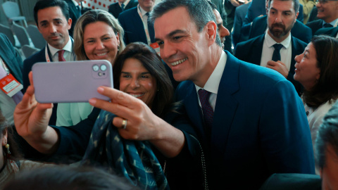 El presidente del Gobierno, Pedro Sánchez, posa junto a asistentes del Foro Empresarial España-Brasil este jueves, en el hotel Palacio Tangará en Sao Paulo (Brasil).