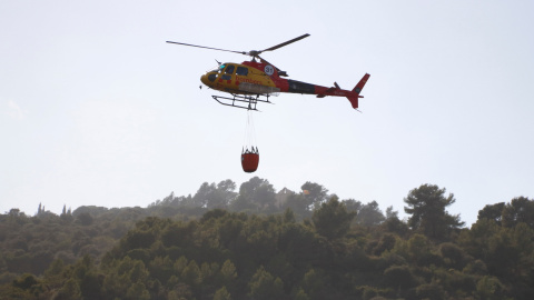 Imatge d'un helicòpter dels Bombers sobre l'incendi de la Selva del Camp a principis d'agost