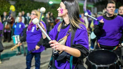 Varias mujeres tocan tambores durante una manifestación convocada por la Plataforma Feminista Guadalajara por el 8M, Día Internacional de la Mujer, en Guadalajara, Castilla La-Mancha (España).