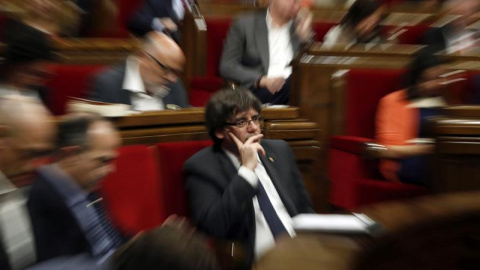 El presidente de la Generalitat, Carles Puigdemont, durante el pleno monográfico celebrado este jueves para abordar la respuesta a la aplicación del artículo 155 de la Constitución. EFE/Alberto Estévez