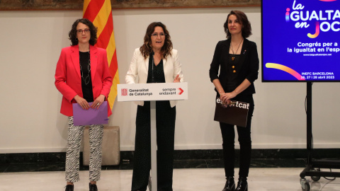 La consellera de la Presidència, Laura Vilagrà, la consellera d’Igualtat i Feminismes, Tània Verge, i la secretària general de l’Esport i de l’Activitat Física, Anna Caula, en una imatge d'arxiu