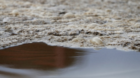 Detalle de una planta de tratamiento de aguas residuales. EFE/J.J. Guillén