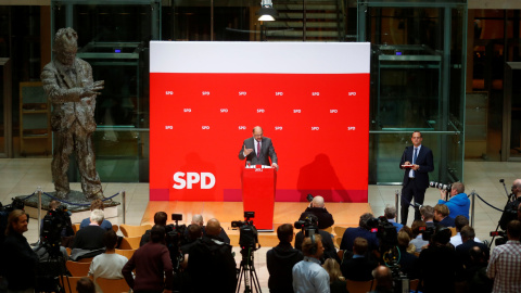 El íder de los socialdemócratas alemanes del SPD, Martin Schulz, realiza unas declaraciones en la sede del partido, en Berlin. REUTERS/Hannibal Hanschke