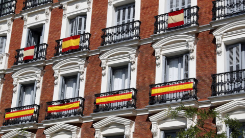 Varias banderas cuelgan de los balcones de un edificio en Madrid. EFE