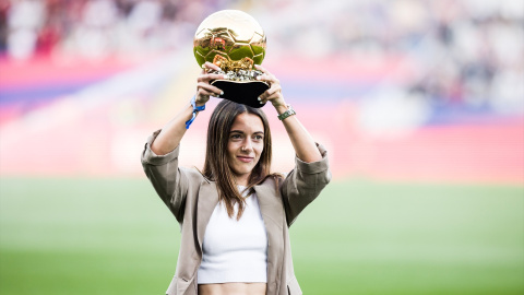 Aitana Bonmatí muestra el Balón de Oro en el Estadi Olimpic tras el partido contra el Deportivo Alavés, a 12 de noviembrede 2023.