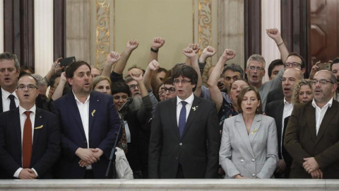 Junqueras, Puigdemont, Forcadell y diputados de la CUP, en las escalinatas del Parlament. / EFE