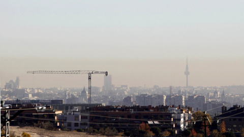 La boina de contaminación sobre la ciudad de Madrid. EFE