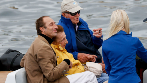 El rey emérito, Juan Carlos I, en el centro de la imagen, acompañado por la infanta Margarita de Borbón, Alfonso Zurita y Cristina Franze, mujer de Pedro Campos, a bordo de una embarcación en Sanxenxo, a 28 de septiembre de 2023