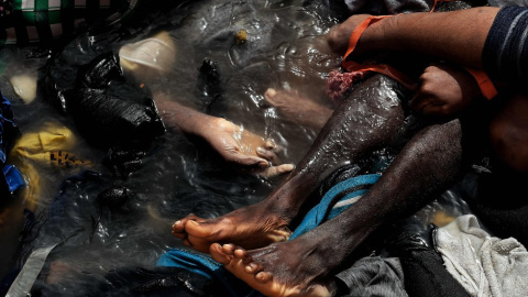 Cadáveres de personas migrantes provenientes de Libia que perdieron la vida a bordo de un bote en el Mediterráneo.- ARIS MESSINIS / AFP (ARCHIVO).