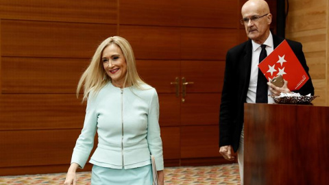 La presidenta de la Comunidad de Madrid, Cristina Cifuentes, en el pleno de la Asamblea regional, donde hoy Cifuentes responde a cuestiones relacionadas con el polémico máster que cursó en la Universidad Rey Juan Carlos (URJC), mientras la presidenta d