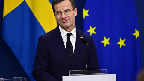 El primer Ministro de Suecia, Ulf Kristersson, habla durante una conferencia de prensa.