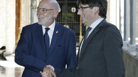 El presidente Carles Puigdemont con el fiscal general del Estado, José Manuel Maza, en un encuentro en el Palau de la Generalitat. EFE