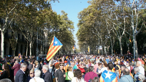 Manifestants concentrats a l'exterior del Parc de la Ciutadella, on hi ha el Parlament, aquest divendres