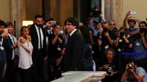 El president de la Generalitat, Carles Puigdemont, arriba al Parlament aquest divendres