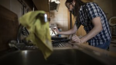 Los hombres que teletrabajan se dedican más a las tareas del hogar