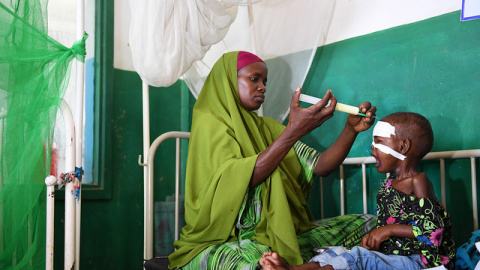 Una mujer somalí desplazada con su hijo desnutrido en un hospital de Banadir en la capital de Somalia, Mogadiscio. AMISOM Photo / Omar Abdisalan