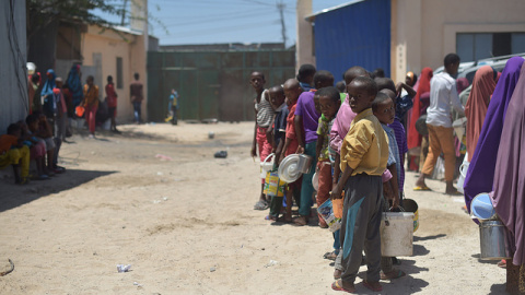 Niños hacen cola en un centro de alimentación en Mogadishu, Somalia que está sufriendo actualmente una grave sequía y puede estar al borde de la hambruna a menos que se tomen medidas humanitarias urgentes en breve. AMISOM Photo / Tobin Jones