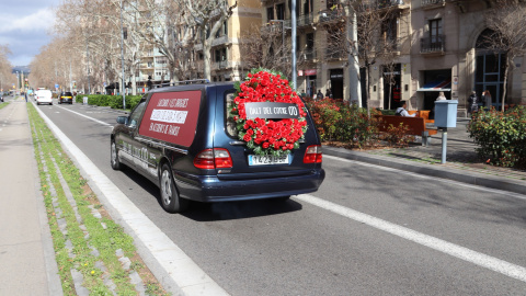 Un dels cotxes fúnebres de la campanya 'Dalt del cotxe, 0'0'