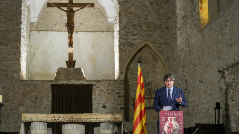 El expresidente de la Generalitat Carles Puigdemont interviene este lunes a la abadía de Sant Miquel de Cuixà, en Codalet (Francia).