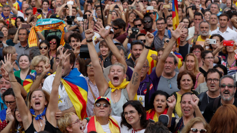 Manifestant celebren la declaració d'independència a les portes del Parc de la Ciutadella de Barcelona, on hi ha el Parlament - Reuters