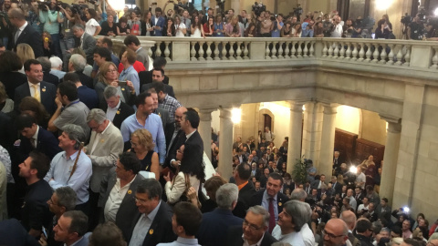 Les escales del Parlament, després d'acabar el ple. Entre els presents, nombrosos diputats, alcaldes i europarlamentaris catalans - Marià de Delàs