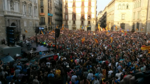 La plaça de Sant Jaume de Barcelona, plena de manifestants celebrant la proclamació de la República catalana