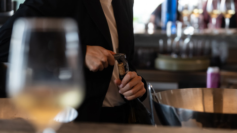 Un camarero, en un bar de Barcelona.