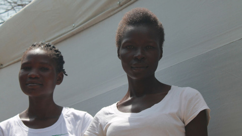 Josephine y Joanna son dos jóvenes refugiadas que colaboran con MSF para identificar a las víctimas de violencia sexual que llegan al campo de Imvepi. Fotografía: Pablo L. Orosa