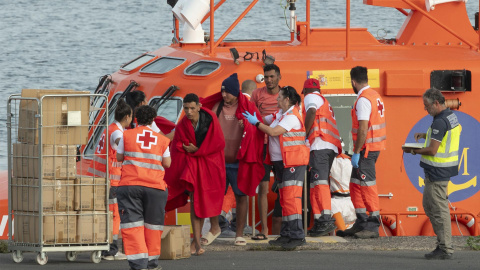 Salvamento Marítimo ha rescatado este lunes a 20 hombres, que viajaban en una embarcación neumática en aguas cercanas a la costa de Lanzarote.