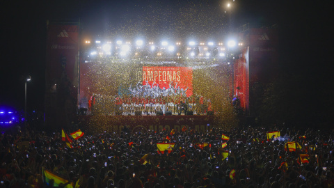 La selección española femenina de fútbol, nueva campeona del Mundo, durante la celebración con la afición en la explanada Puente del Rey, en Madrid Río, a 21 de agosto de 2023. — EFE / Rodrigo Jiménez