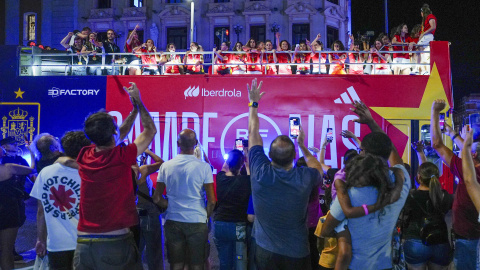 Las jugadoras de la selección española de fútbol, nueva campeona del Mundo, recorren este lunes Madrid en autobús descubierto para celebrar su triunfo con la afición. EFE/Borja Sánchez-Trillo